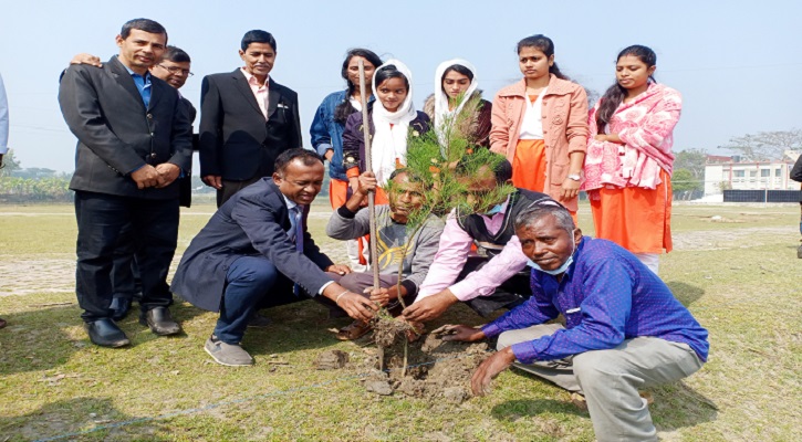 বৃক্ষ প্রমেকি বষ্ণিুপদ বশ্বিাসের ১২ হাজার বৃক্ষ রোপণ