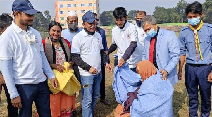 শীতার্ত মানুষের পাশে দাঁড়িয়েছে স্বেচ্ছাসেবী সংগঠন শিকড়