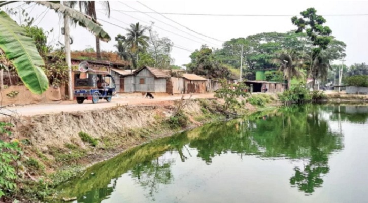 ফুলবাড়ীতে বিএসএফের আপত্তিতে সড়ক সংস্কারকাজ বন্ধ