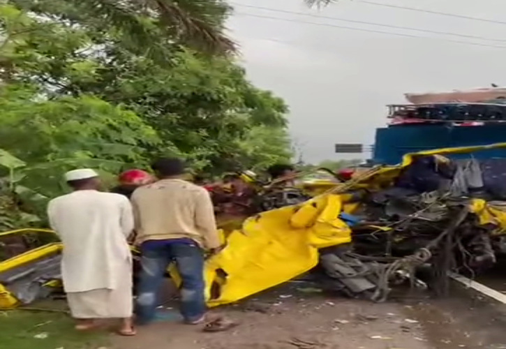 বড়াইগ্রামে দুটি ট্রাকের মুখোমুখি সংঘর্ষে চালক নিহত হেলপার আহত