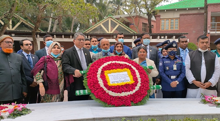 বঙ্গবন্ধুর সমা‌ধি‌তে নবনিযুক্ত ৩ বিচারপতির শ্রদ্ধা নিবেদন