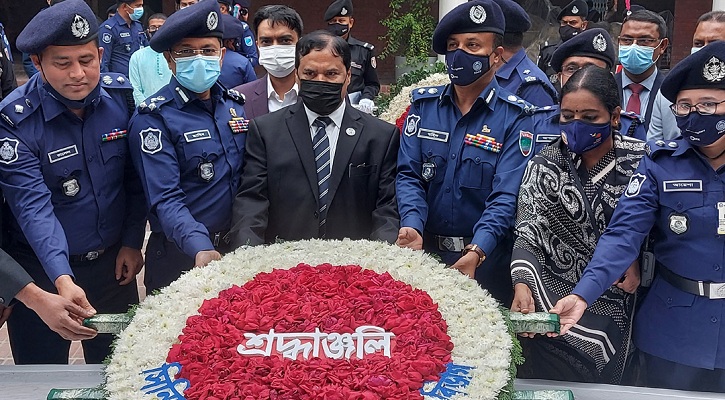 টুঙ্গিপাড়ায় বঙ্গবন্ধুর সমাধিতে স্বরাষ্ট্র মন্ত্রণালয়ের সিনিয়র সচিবের শ্রদ্ধা