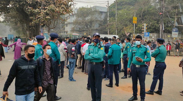 রাজধানীর নীলক্ষেত মোড় অবরোধে শিক্ষার্থীরা