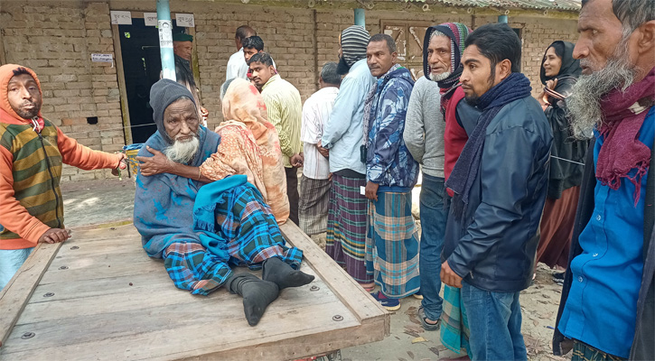 প্যারালাইসিস অবস্থায় থেকেও ভ্যানে এসে ভোট দেন জোনাব আলী