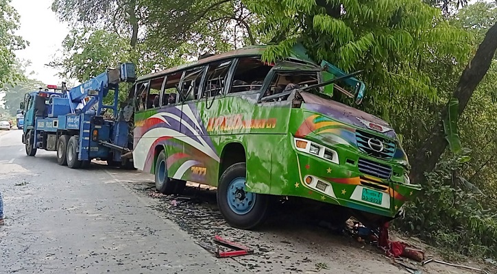 গাছের সঙ্গে বাসের ধাক্কা, মা-ছেলেসহ নিহত ৩