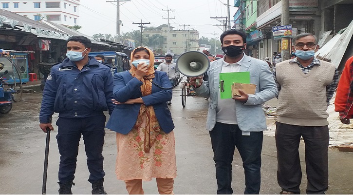 পলাশে মোবাইল কোর্ট, মাস্ক না পরায় ১২ জনের জরিমানা