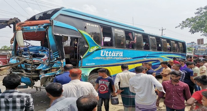 যাত্রীবাহীবাস নিয়ন্ত্রণ হারিয়ে চার গাড়িতে ধাক্কা: আহত ১৫