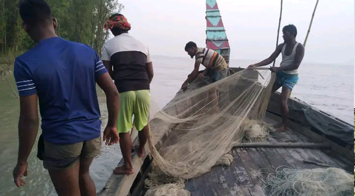 মনপুরা উপজেলার কালকিনিতে অবৈধ বিহিন্দী জালের বিস্তার