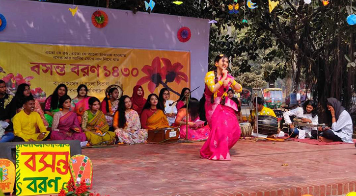 নানা আয়োজনে জাহাঙ্গীরনগর বিশ্ববিদ্যালয়ে বসন্ত বরণ