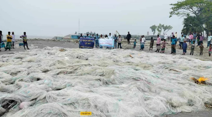 লক্ষ্মীপুরে কারেন্ট জালসহ ১২ জেলে আটক