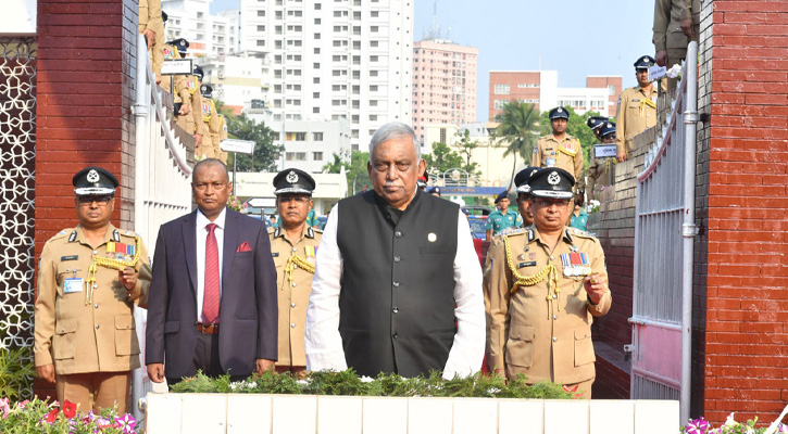 স্বাধীনতা দিবসে শহীদ পুলিশ সদস্যদের স্বরাষ্ট্রমন্ত্রীর শ্রদ্ধা