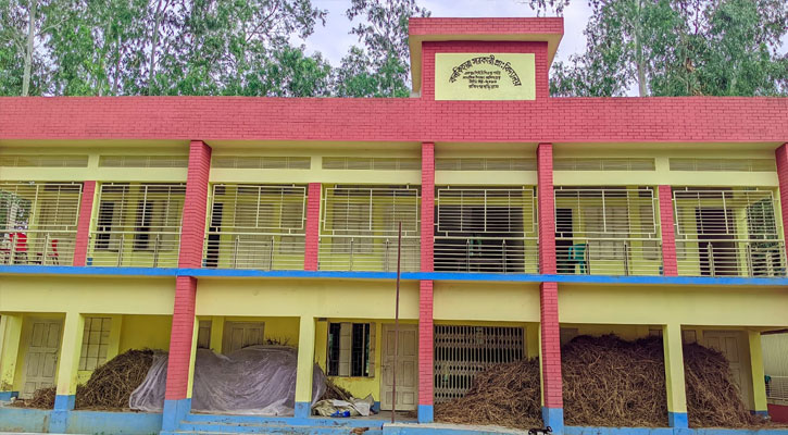 রাজীবপুরে স্কুলের বারান্দায় খড়ের স্তূপ প্রধান শিক্ষককে শোকজ