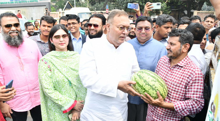 কৃষকের দামে তরমুজ বিক্রির কার্যক্রম পরিদর্শন কৃষিমন্ত্রীর