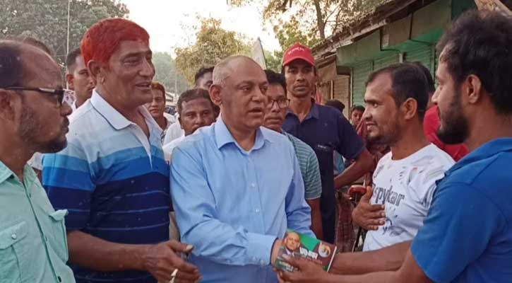 পার্বতীপুরে ব্যারিস্টার একেএম কামরুজ্জানের পথসভা ও লিফলেট বিতরণ