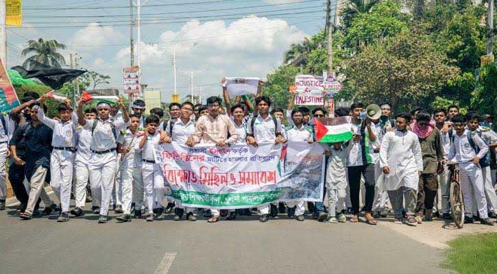 ইসরায়েলের বর্বরোচিত হামলার প্রতিবাদে খুলনা পাবলিক কলেজ শিক্ষার্থীদের বিক্ষোভ ও মানববন্ধন
