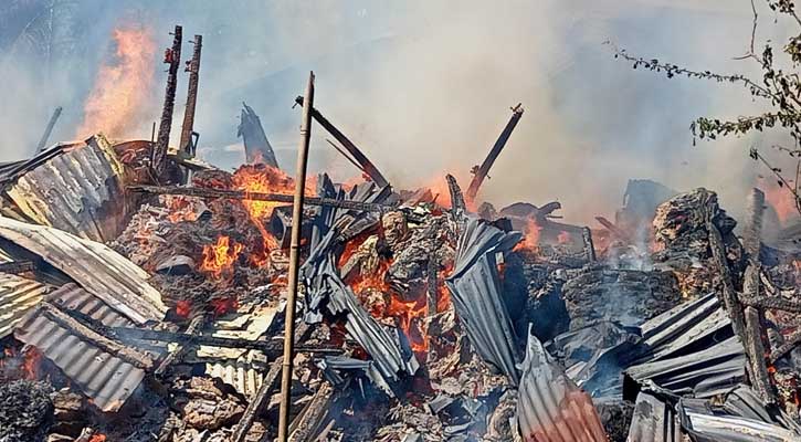 কাউখালীতে ভয়াবহ অগ্নিকাণ্ডে ঘর পুড়ে ছাই, ক্ষয়ক্ষতি ২০ লক্ষ টাকা