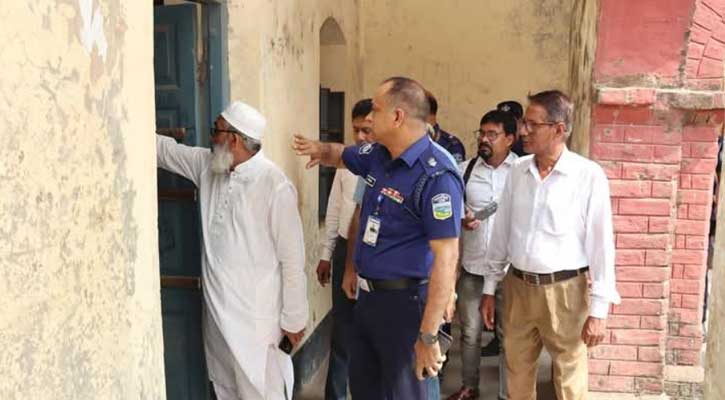 শেরপুরে এসএসসি ও সমমান পরীক্ষার কেন্দ্র পরিদর্শন করলেন পুলিশ সুপার