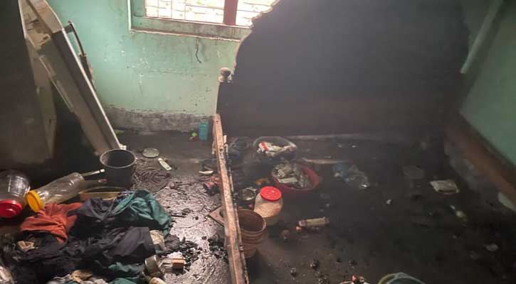 নলছিটিতে পুলিশ সদস্যর বাড়িতে ডাকাতি করে আগুন
