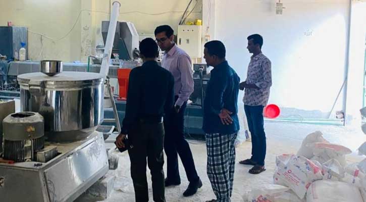সিরাজগঞ্জে মদিনা পটেটো চিপস কারখানায় এক লাখ টাকা জরিমানা