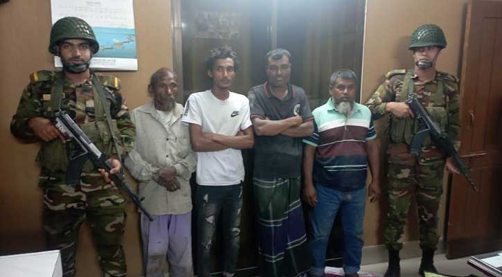 নওগাঁয় জুয়ার আসর থেকে মদ্যপ অবস্থায় ৪ জন আটক