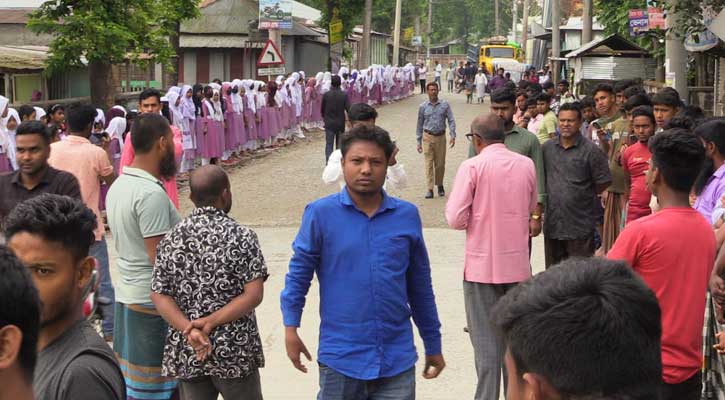 স্কুলছাত্রীকে হত্যা, উত্তাল লালমনিরহাট, ঘাতকের বাড়িতে আগুন
