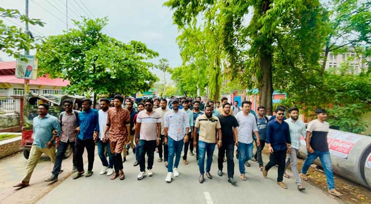তদন্তের দীর্ঘসূত্রতায় বাকৃবি ছাত্রদলের বিক্ষোভ মিছিল