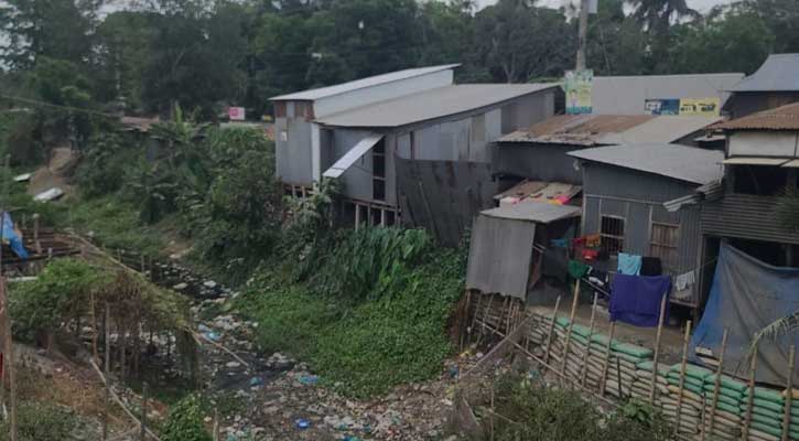 লৌহজংয়ে সরকারি খাল দখল করে অবৈধ স্থাপনা ও দোকানঘর নির্মাণ