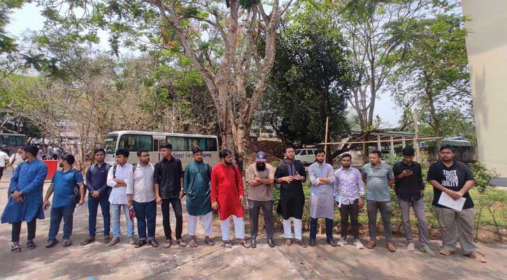 পারভেজ হত্যার প্রতিবাদে কুমিল্লা বিশ্ববিদ্যালয়ে মানববন্ধন ও বিক্ষোভ
