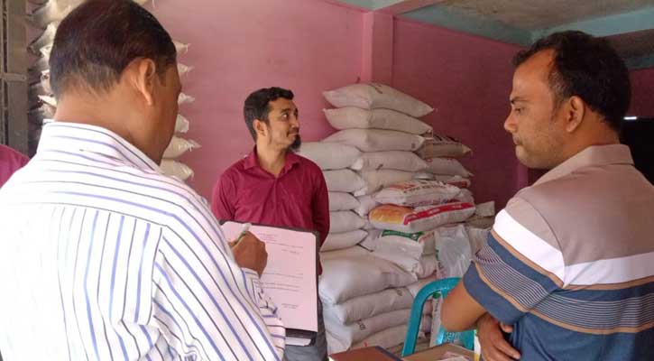 মাটিরাঙায় পাটজাত মোড়ক ব্যবহার না করায় ৬ চাল ব্যবসায়ীকে জরিমানা