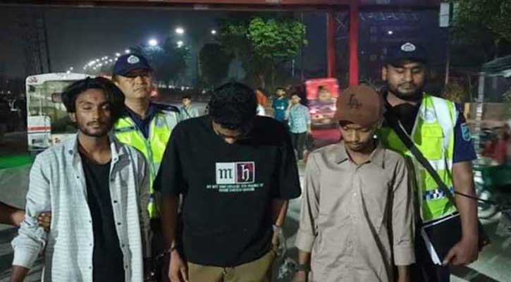 সাভারে মৌমিতা পরিবহনের বাসে তল্লাশি, তিন ছিনতাইকারী আটক
