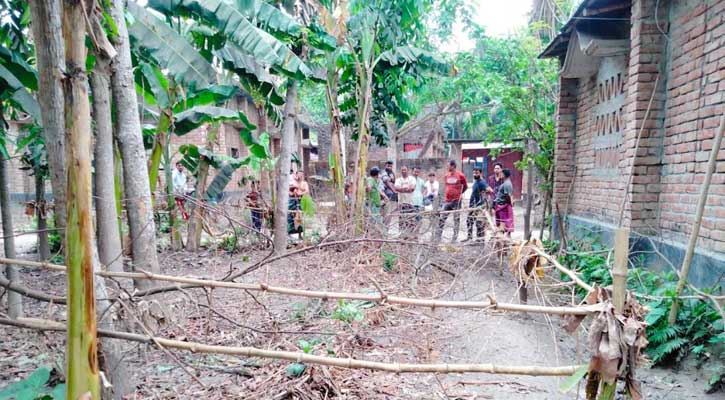 পিতার দানকৃত রাস্তা বন্ধ করায় ভোগান্তিতে তিন পাড়ার ২৫ শতাধিক মানুষ