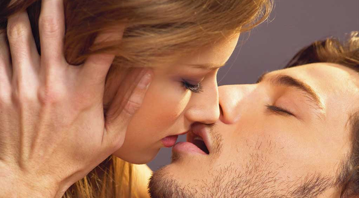 নিয়মিত চুমু খেলে ফাটবে না ঠোঁট!