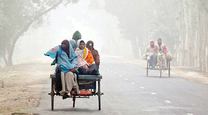 ঘন কুয়াশায় দিনাজপুরে বেড়েছে শীতের প্রকোপ