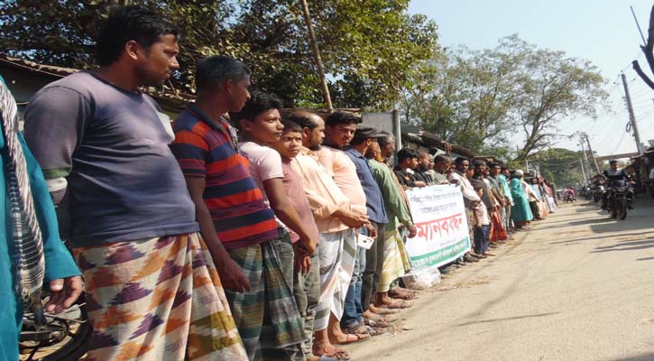 হাতীবান্ধায় যাতায়াতের রাস্তা বন্ধ করায় এলাকাবাসীর মানববন্ধন