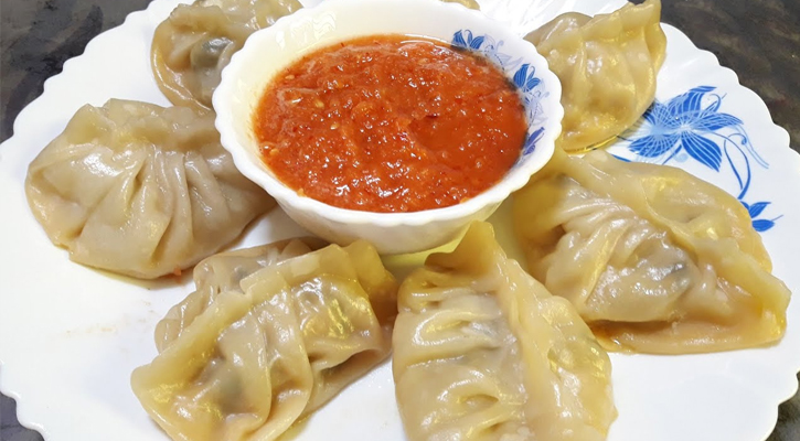 শীতের সন্ধ্যায় স্বাদ নিন ধোঁয়া ওঠা ডিম মোমোর