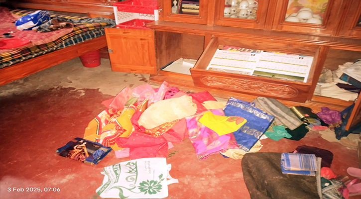 সালথায় অস্ত্র ঠেকিয়ে স্বর্ণ ও টাকা লুট