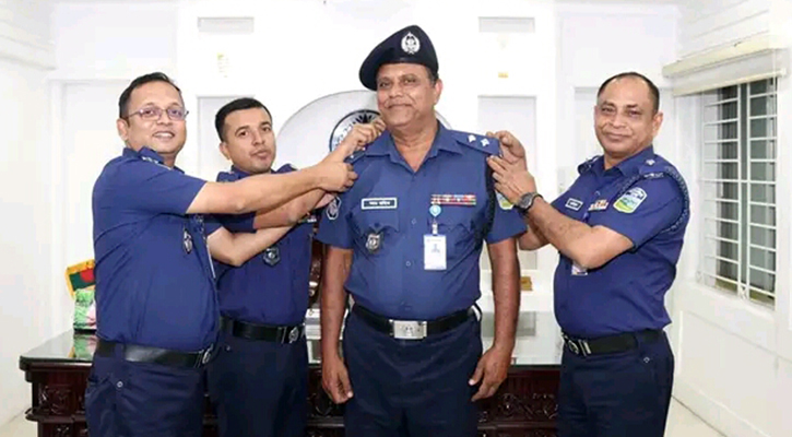 পদোন্নতিপ্রাপ্ত পুলিশ কর্মকর্তাকে র‌্যাংক ব্যাজ পরালেন পুলিশ সুপার