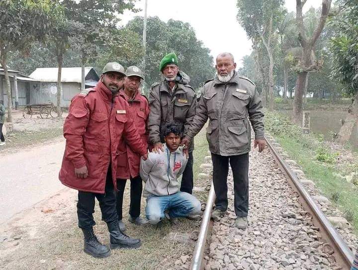 ময়মনসিংহে রেললাইনের ক্লিপ খুলে নেওয়ার সময় যুবক আটক