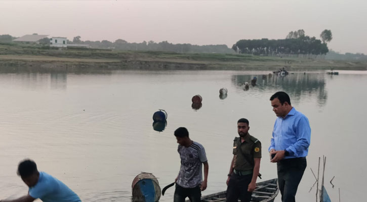 গোয়ালন্দে ৩টি ড্রেজার ও ২ শতাধিক পাইপ ধ্বংস করলো প্রশাসন