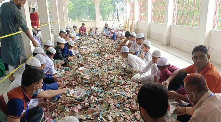 পাগলা মসজিদের দানবাক্সে ২৮ বস্তা টাকা, চলছে গণনা