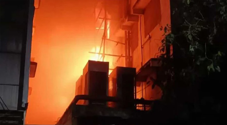 কলকাতায় আবাসিক হোটেলে ভয়াবহ আগুনে ১৪ জনের মৃত্যু