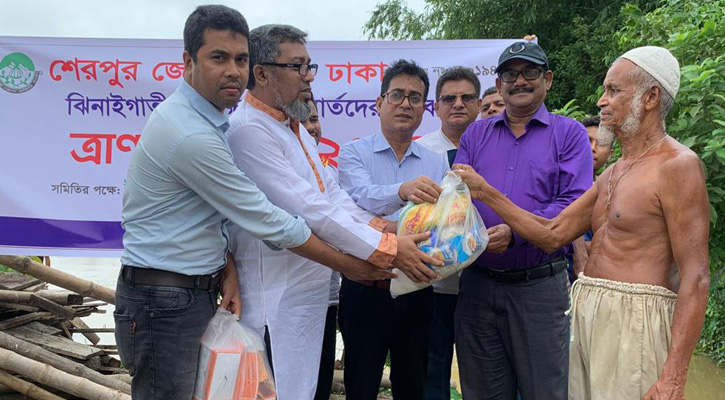 ঝিনাইগাতীতে বন্যা দুর্গতদের মাঝে ত্রাণ সামগ্রী বিতরণ