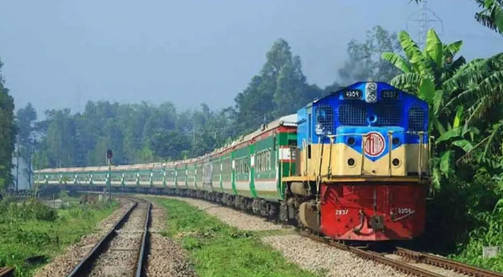 চট্টগ্রামে ট্রেনে থেকে পড়ে যুবক আহত