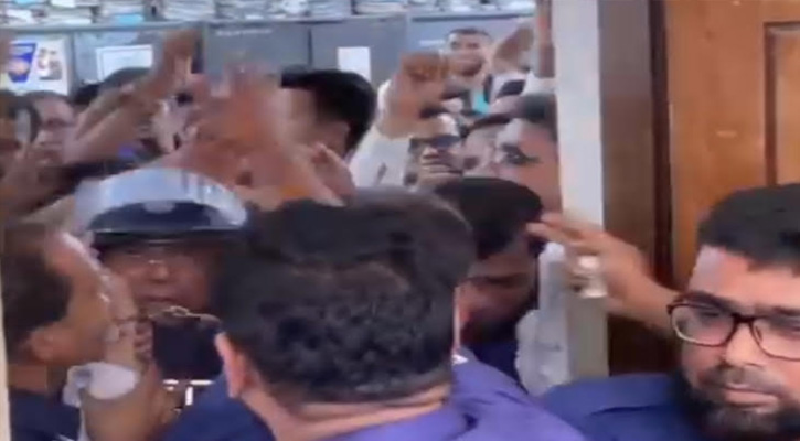বিএনপি পন্থী আইনজীবীদের হাতে হেনস্তার শিকার সাবেক আইনমন্ত্রী আনিসুল হক