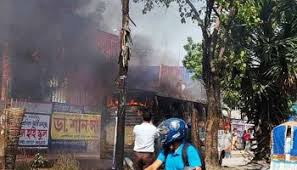 রাজধানীর মুগদায় বাসে আগুন