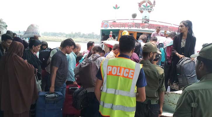 লঞ্চে ধারণ ক্ষমতার দ্বিগুণেরও বেশি যাত্রী পারাপার, জীবন ঝুঁকিতে যাত্রীগণ