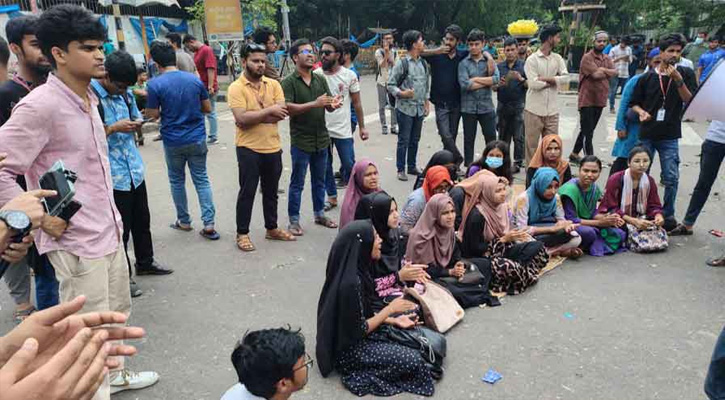 তিন দফা দাবিতে দ্বিতীয় দিনের মতো কাকরাইলে অবস্থান জবি শিক্ষার্থীদের