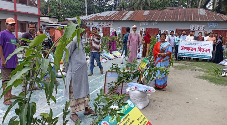 মোরেলগঞ্জে পারিবারিক পুষ্টি বাগানের ১৩৭ কৃষক পেলেন ফলজ চারা ও উপকরণ