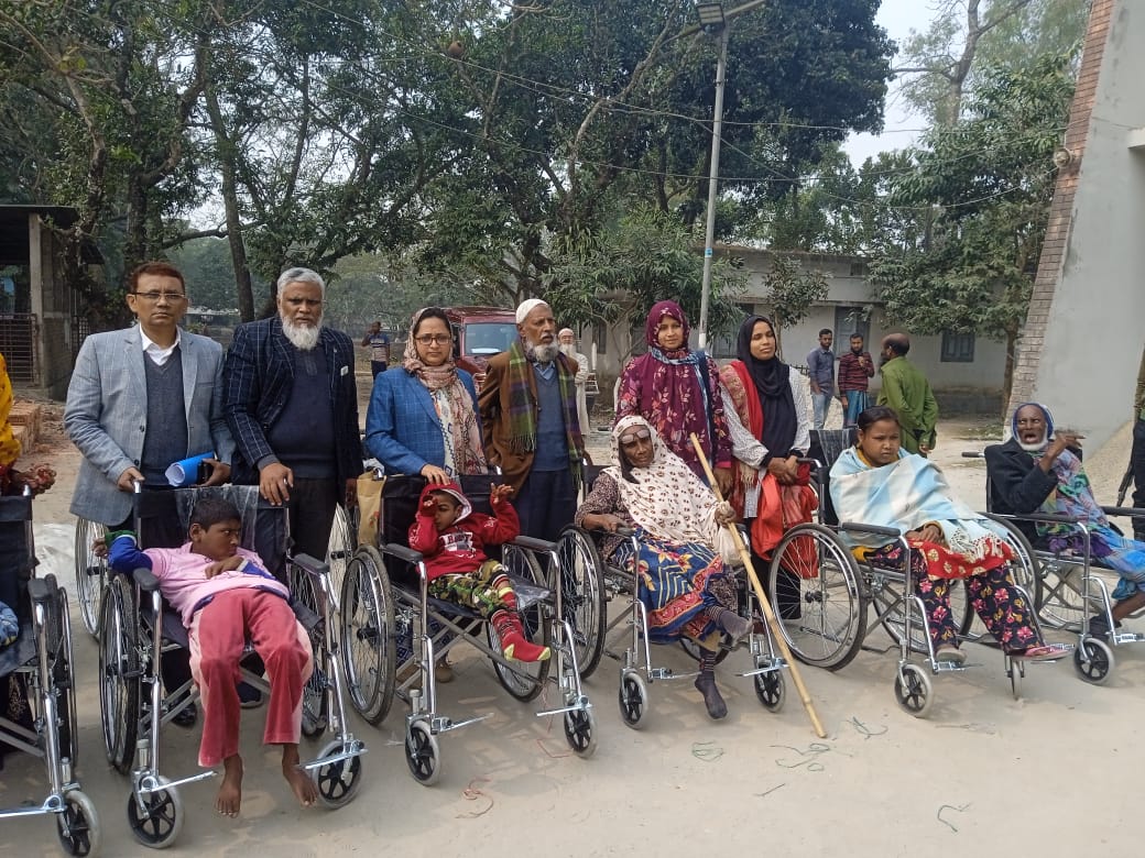 গঙ্গাচড়ায় প্রতিবন্ধিদের মাঝে হুইল চেয়ার বিতরণ