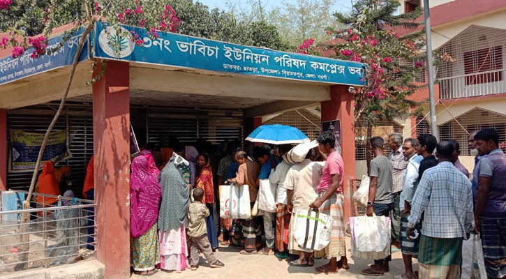নিয়ামতপুরের ভাবিচা ইউনিয়নে টিসিবি’র পণ্য সামগ্রী বিতরণ